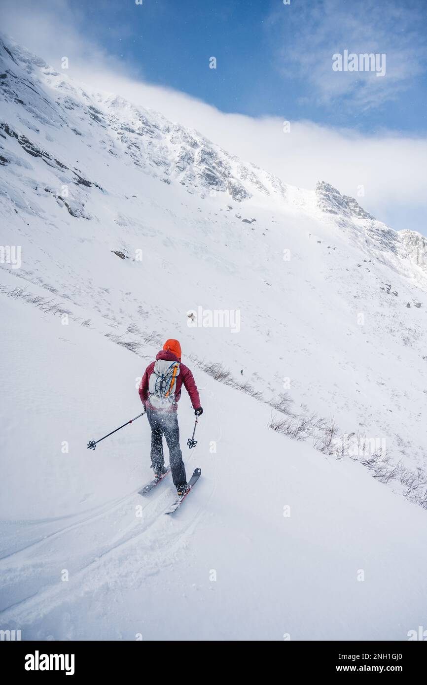 Skifahren im Hinterland über eine offene Schüssel mit blauem Himmel Stockfoto