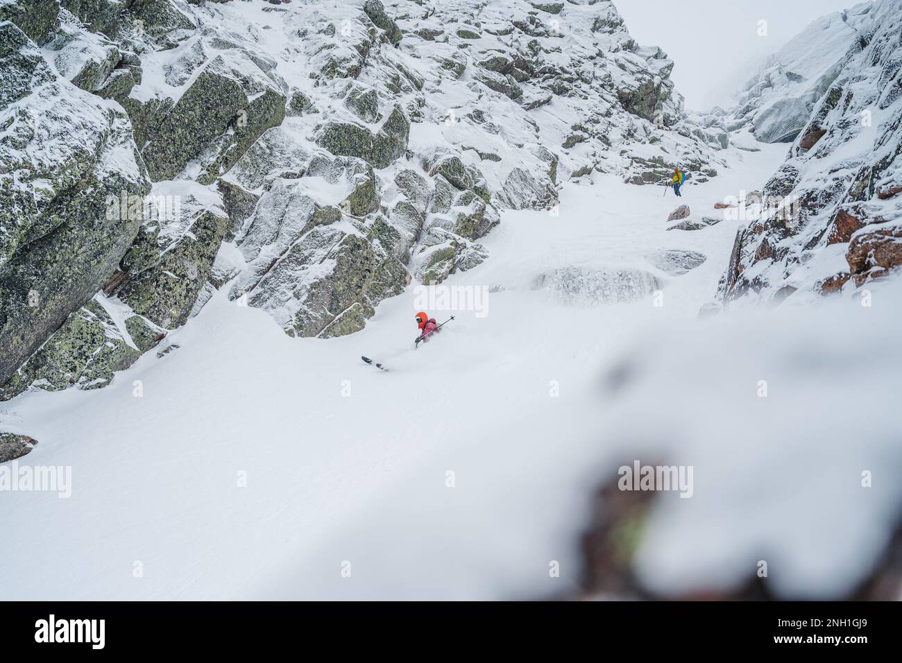 Skifahren im Hinterland, Schnee mit hohen Felswänden auf jeder Seite Stockfoto