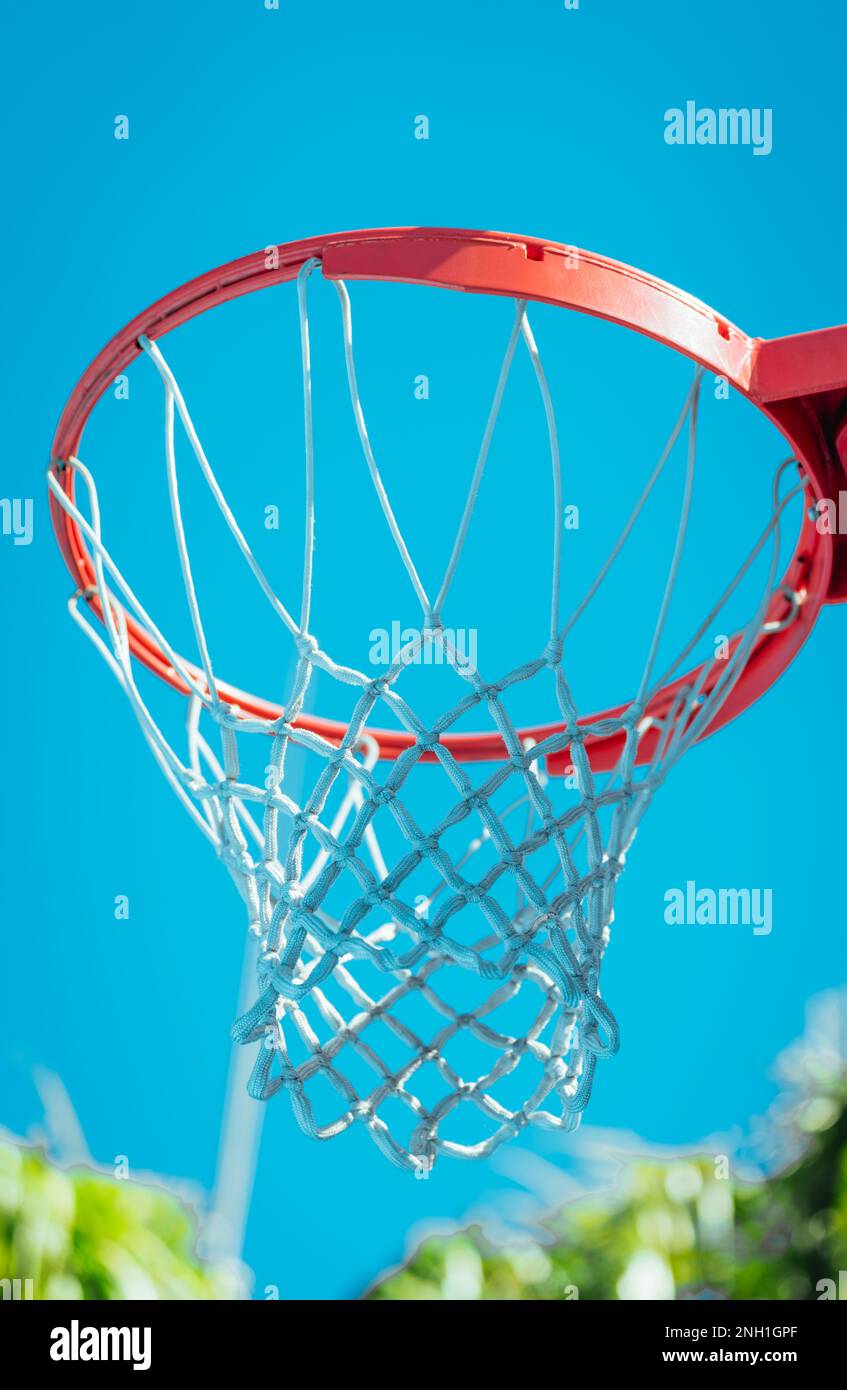 Basketballkorb gegen Sky wynwood Stockfoto