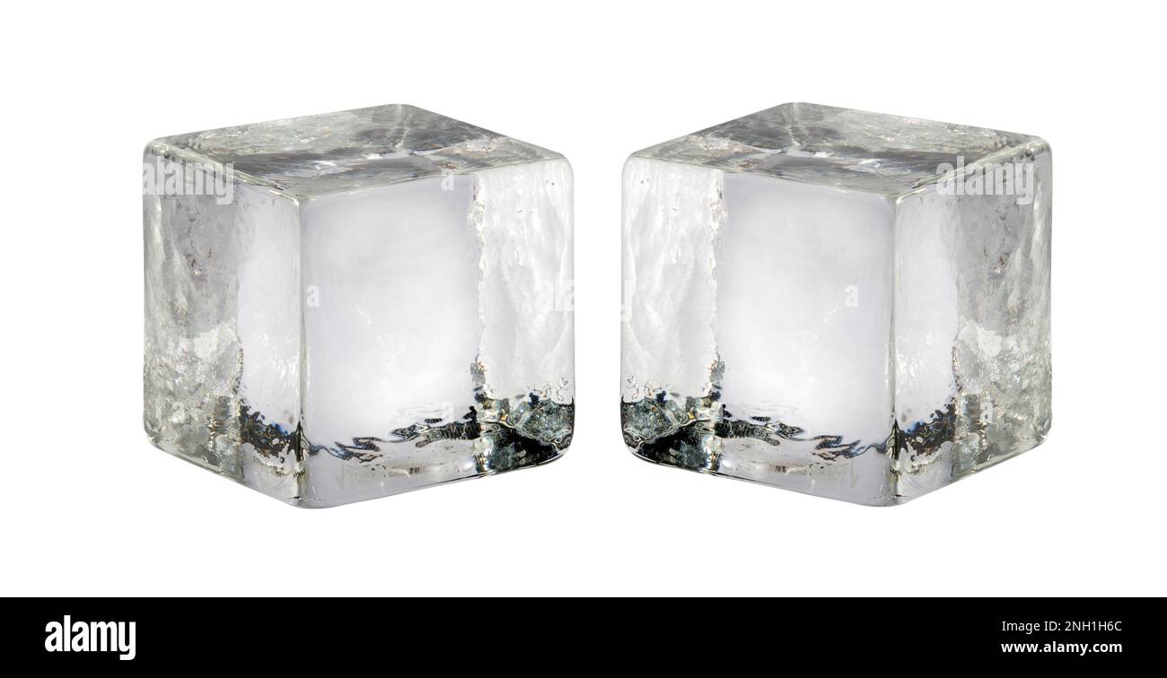 Kristallklare, kühl transparente Eiswürfel aus gefrorenem Wasser auf weißem Hintergrund Stockfoto