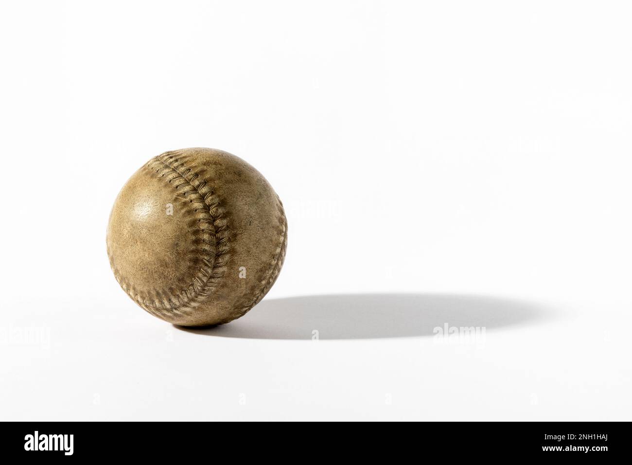 Alter alter brauner Baseball mit Schatten auf weißem Hintergrund im Studio Stockfoto