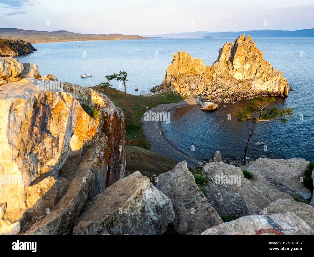 Wandern, Blick auf Shaman Rock, olkhon Island, baikal See Stockfoto