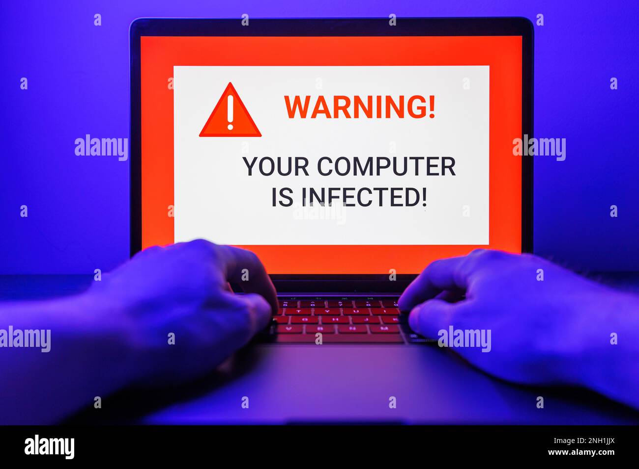 Hacker-Angriff auf den Computer. Warntext auf dem PC: Sie wurden gehackt Stockfoto