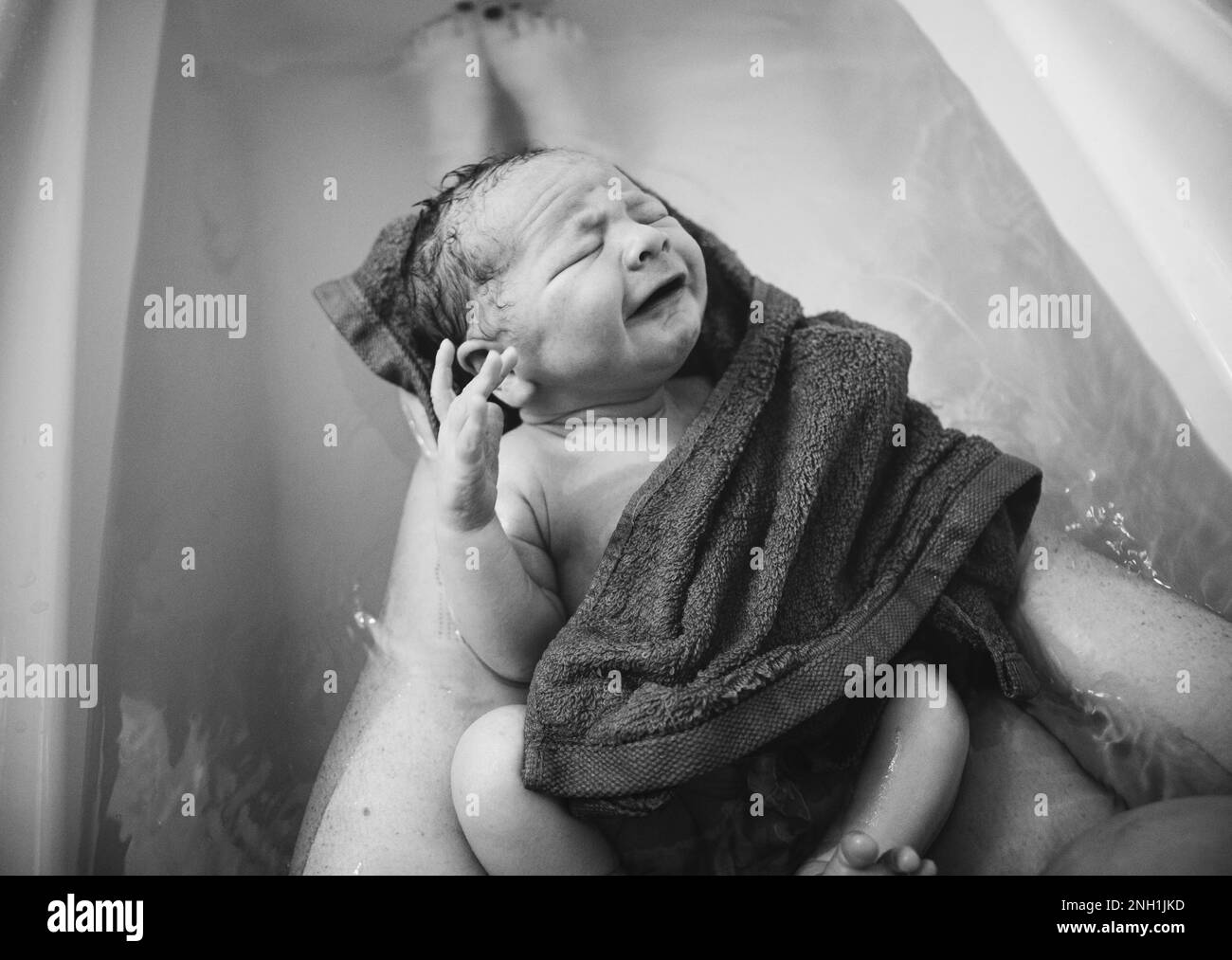 Neugeborenes Baby gewinnt Badewanne mit Mutter Stockfoto