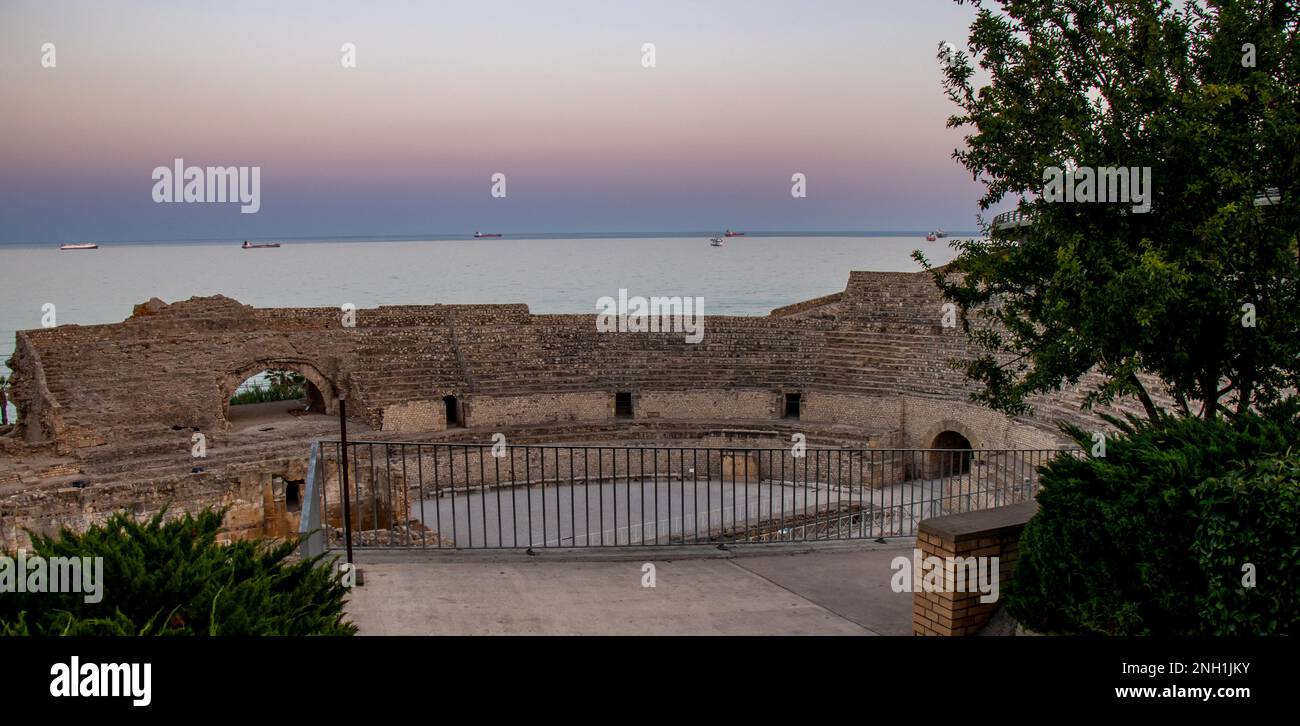 Anfiteatro romano de Tarragona con el mar Mediterráneo al fondo Stockfoto