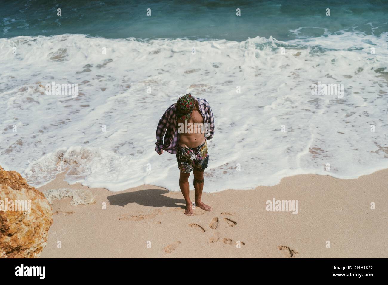 Ein Mann geht auf dem Meer. Stockfoto