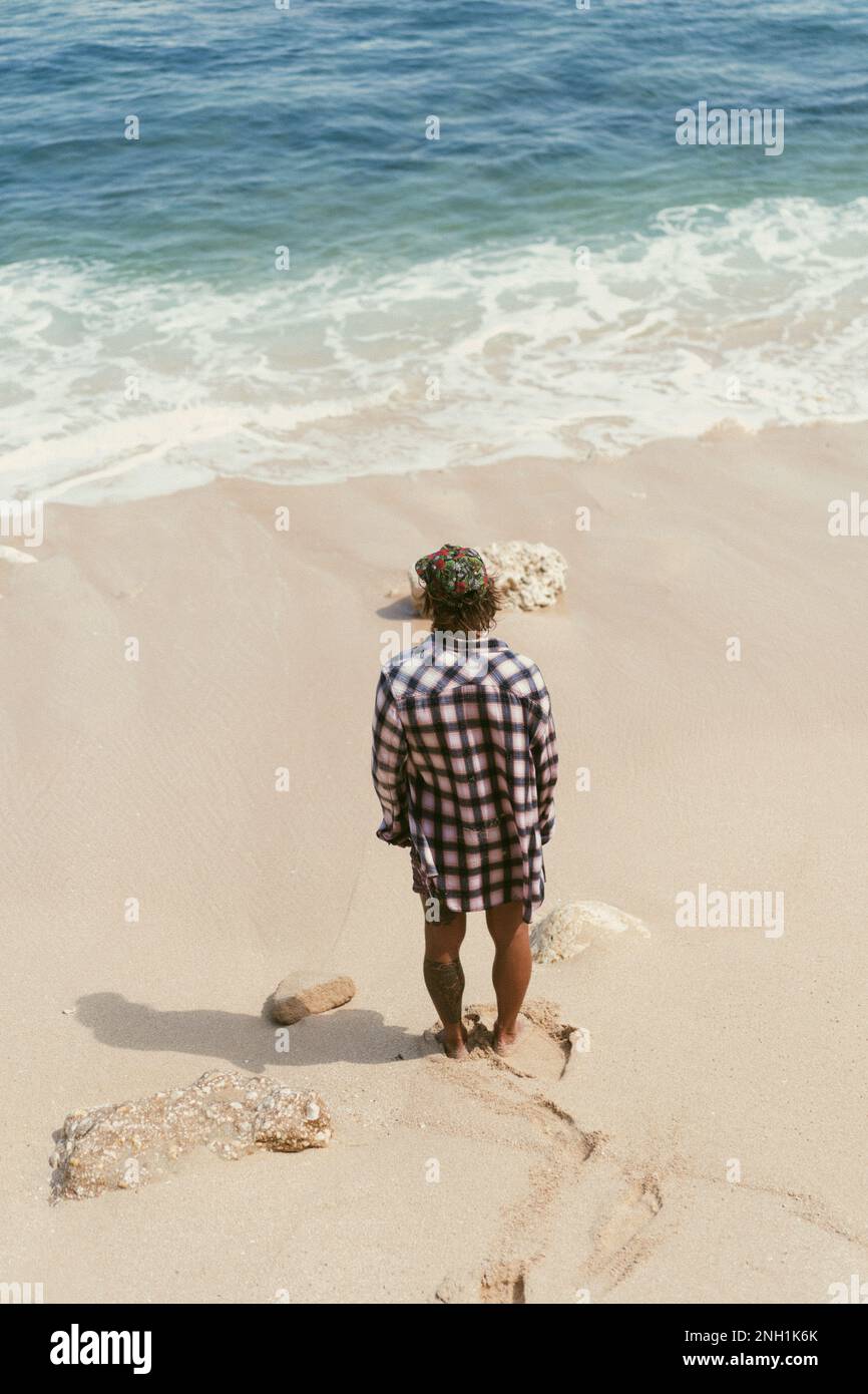 Ein glücklicher Mann läuft auf dem Meer. Stockfoto