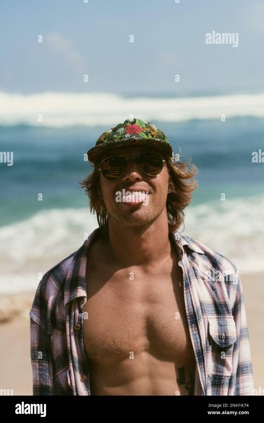 Ein glücklicher Mann läuft auf dem Meer. Stockfoto