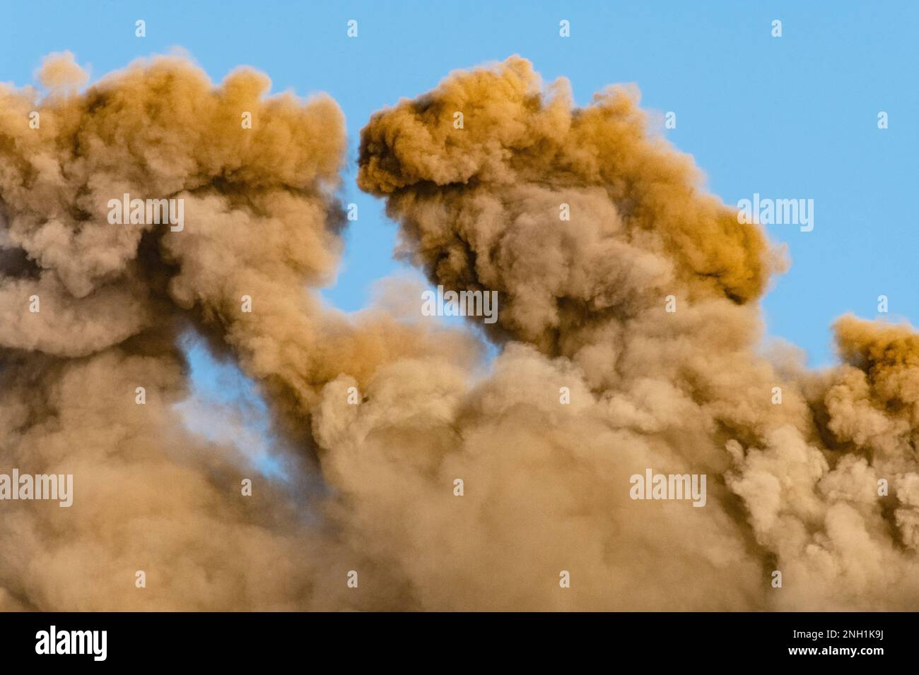 Riesige Wolken aus vulkanischer Asche und giftigem Gas, die nach einem kleinen Ausbruch aus dem südöstlichen Krater des Ätna in Sizilien strömen Stockfoto