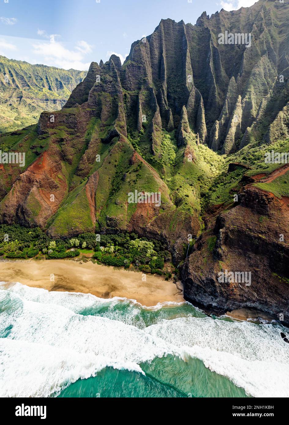 Klippen mit Strand und Wellen Stockfoto