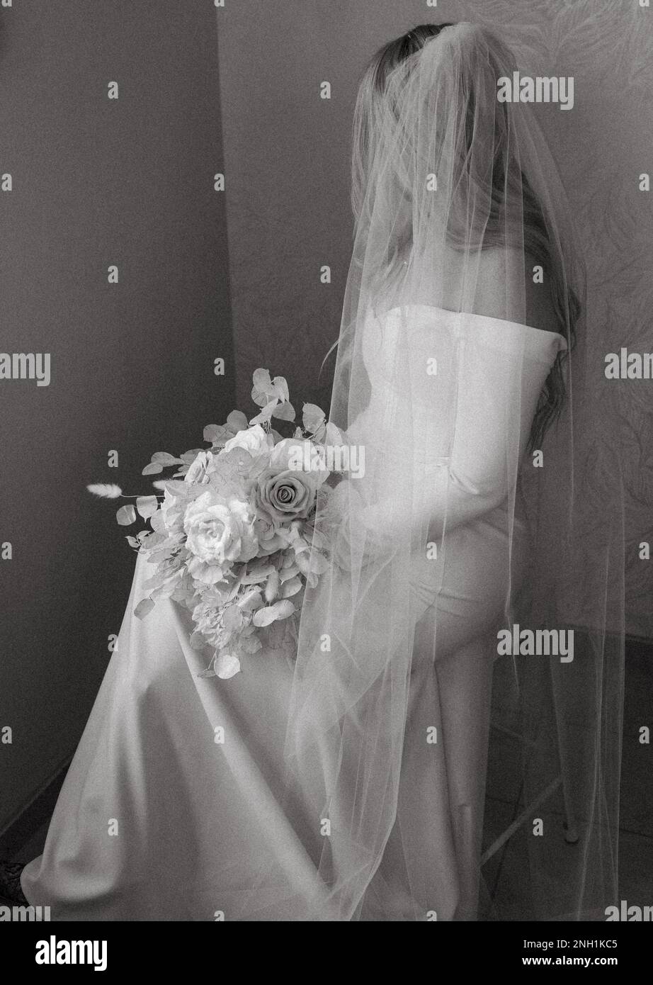 Braut mit Blumenstrauß und Schleier Hochzeit Stockfoto