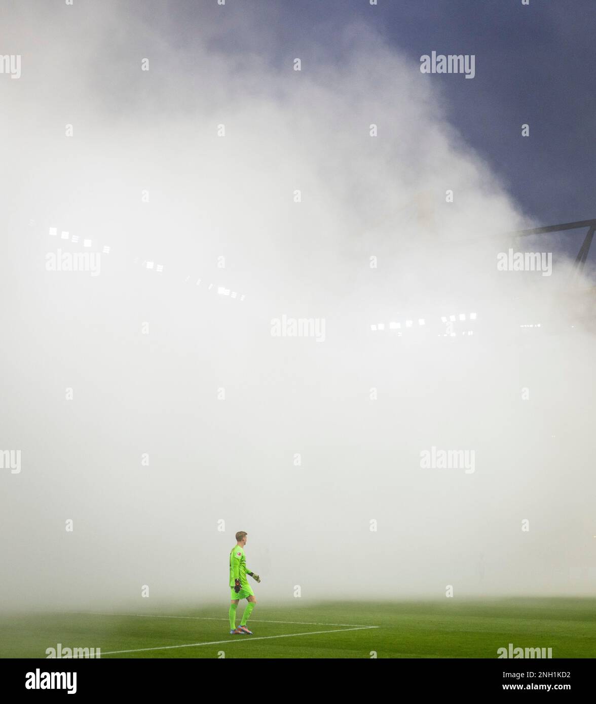 Dortmund, Deutschland. 19. Februar 2023. Torwart Oliver Christensen (Hertha) steht im Nebel nach Rauchbombe im Herta Fanblock Borussia Dortmund - Hertha BS Stockfoto