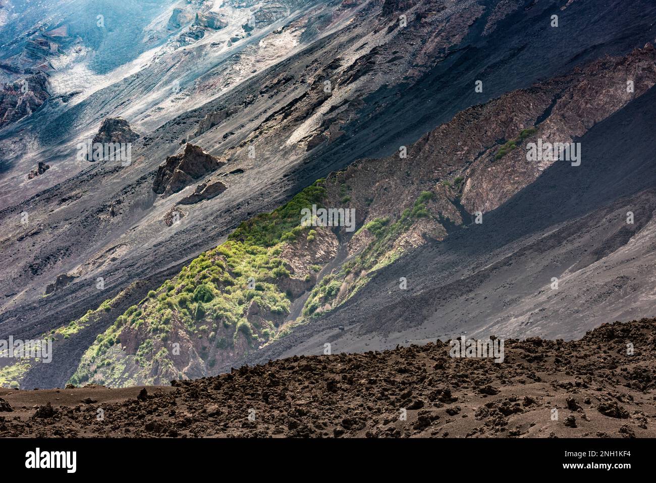 Die wilde Landschaft des Valle del Bove auf dem Ätna, Sizilien, ein riesiges Tal gefüllt mit Asche und Lava aus Tausenden von Jahren vulkanischer Aktivität Stockfoto