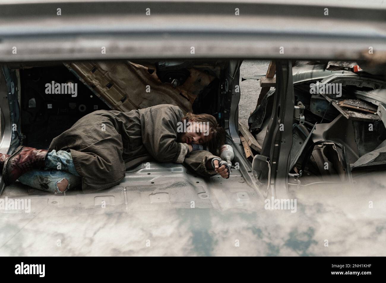 Ein Obdachloser schläft in einer Müllhalde Stockfoto
