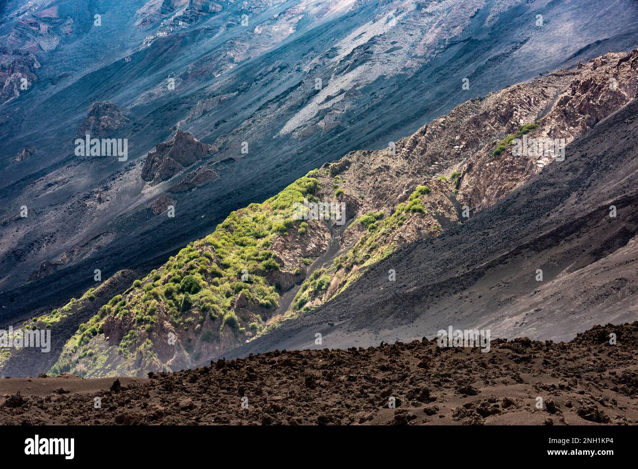 Die wilde Landschaft des Valle del Bove auf dem Ätna, Sizilien, ein riesiges Tal gefüllt mit Asche und Lava aus Tausenden von Jahren vulkanischer Aktivität Stockfoto