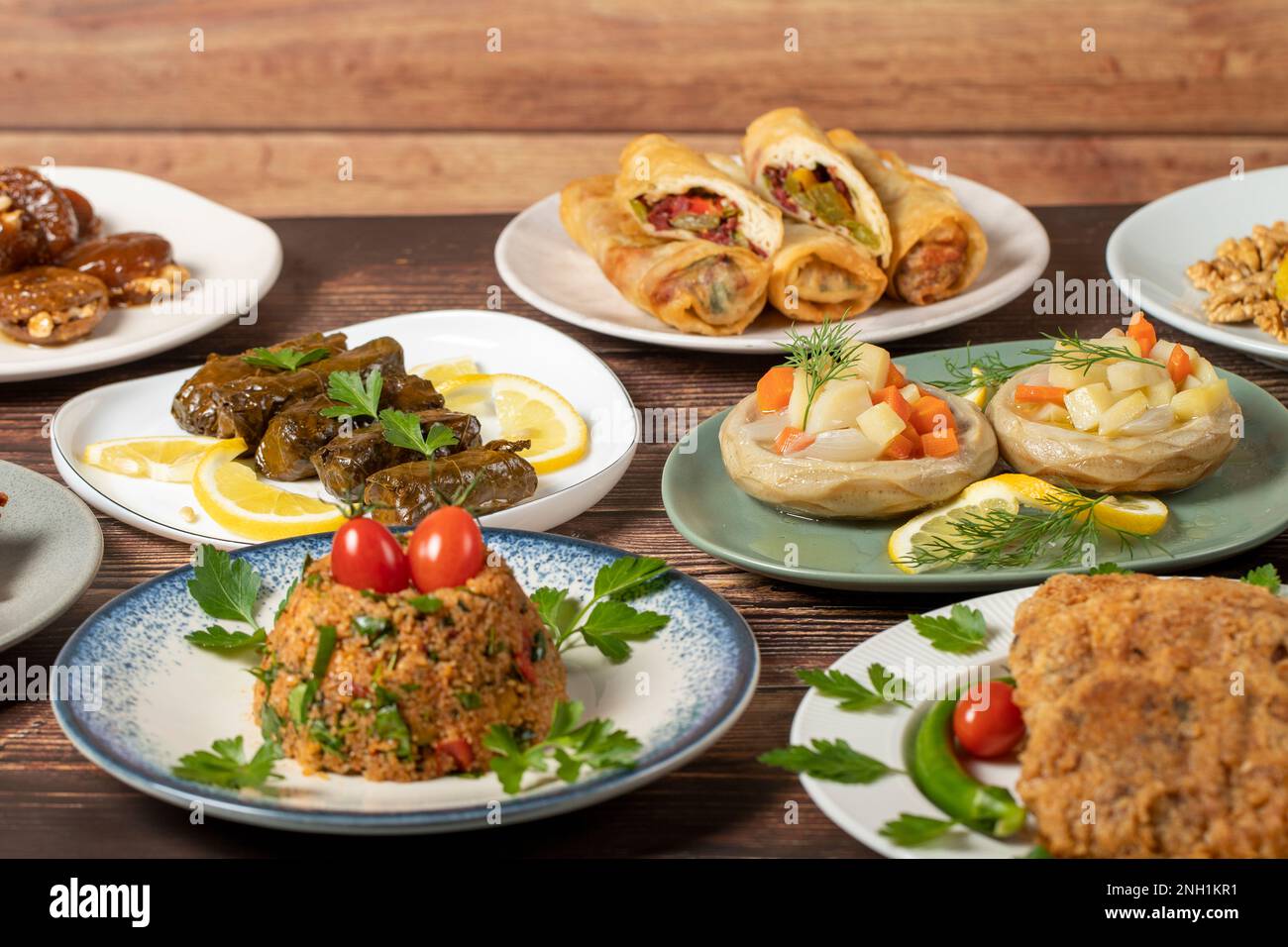 Ramadan-Tisch. Türkisches Essen auf Holzhintergrund. Iftar und Sahur Delikatessen. Türkische orientalische Gerichte. Arten von Vorspeisen. Schließen Stockfoto