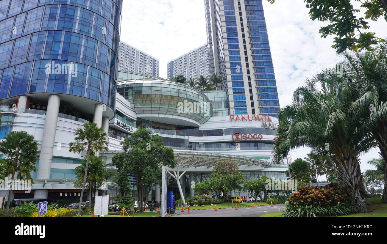 Surabaya, East Java, Indonesien - Februar 2023 : Four Point Hotel Sheraton Tower Building in der PTC Pakuwon Trade Center Mall mit wunderschönen Wolken Stockfoto