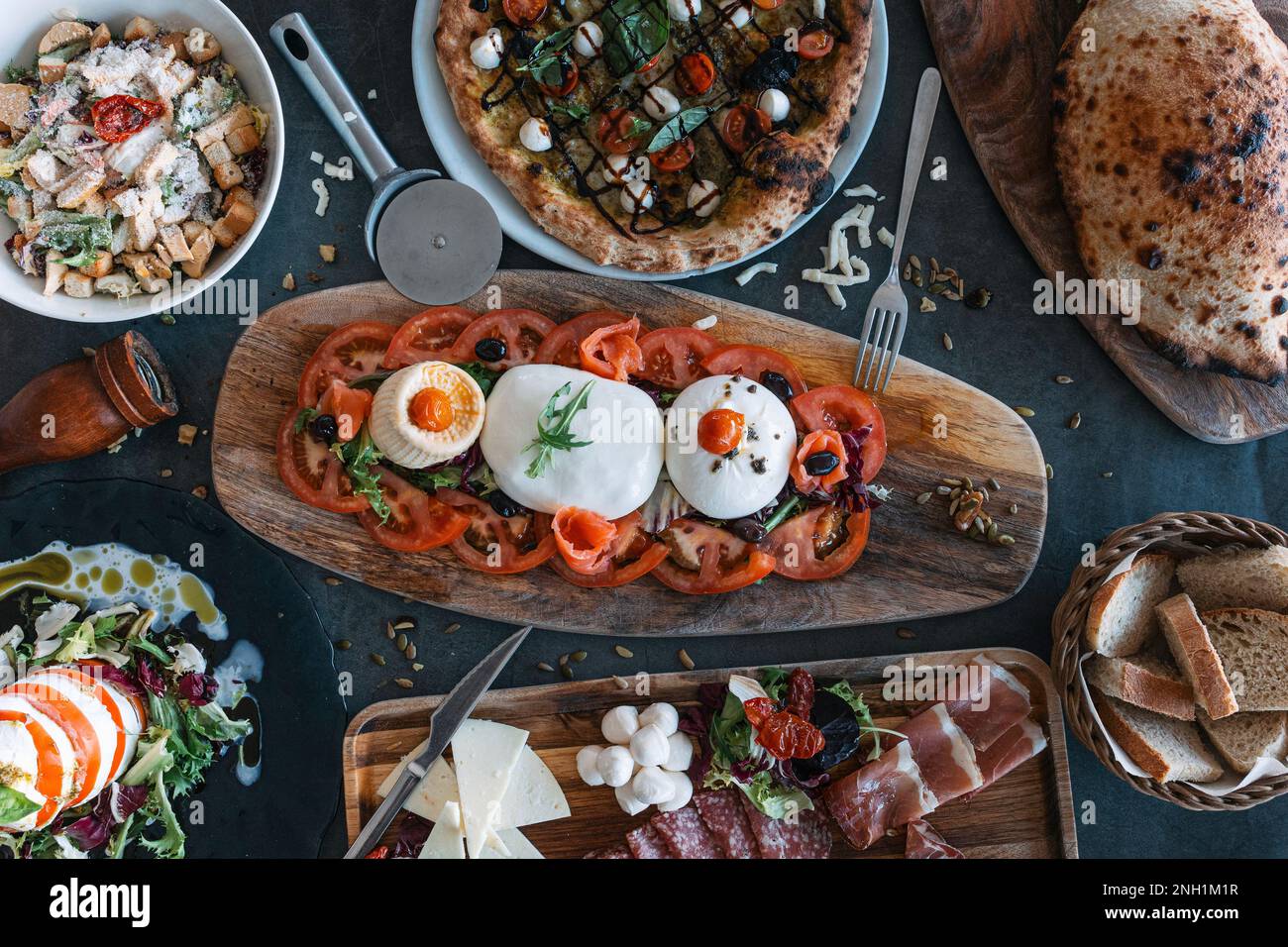 Köstliche Auswahl an italienischen Gerichten, Pizza, Calzzone, Salaten und Vorspeisen. Das Konzept der hausgemachten Speisen. Draufsicht. Stockfoto