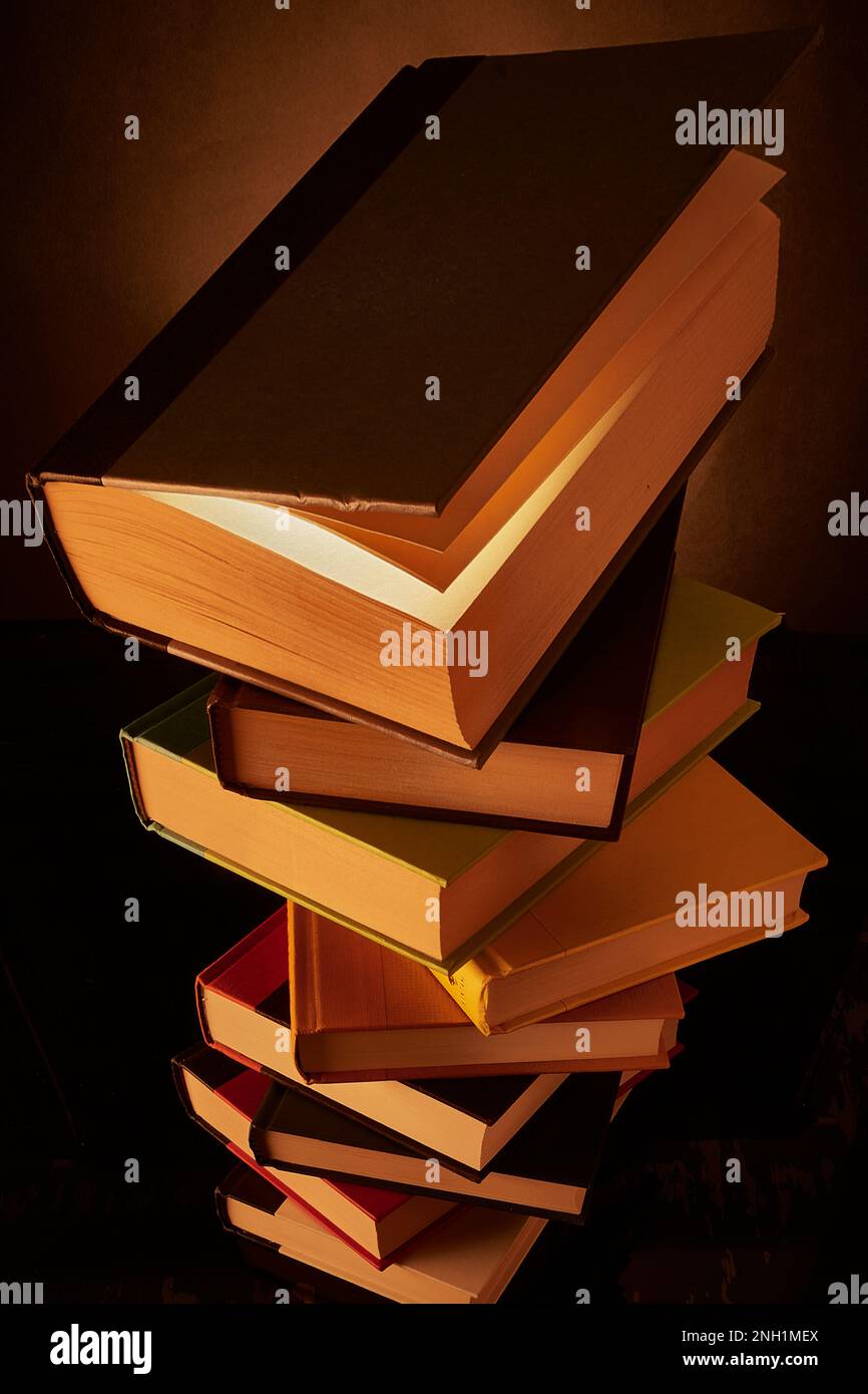 Ein ungewöhnlich großer Stapel Bücher Stockfoto