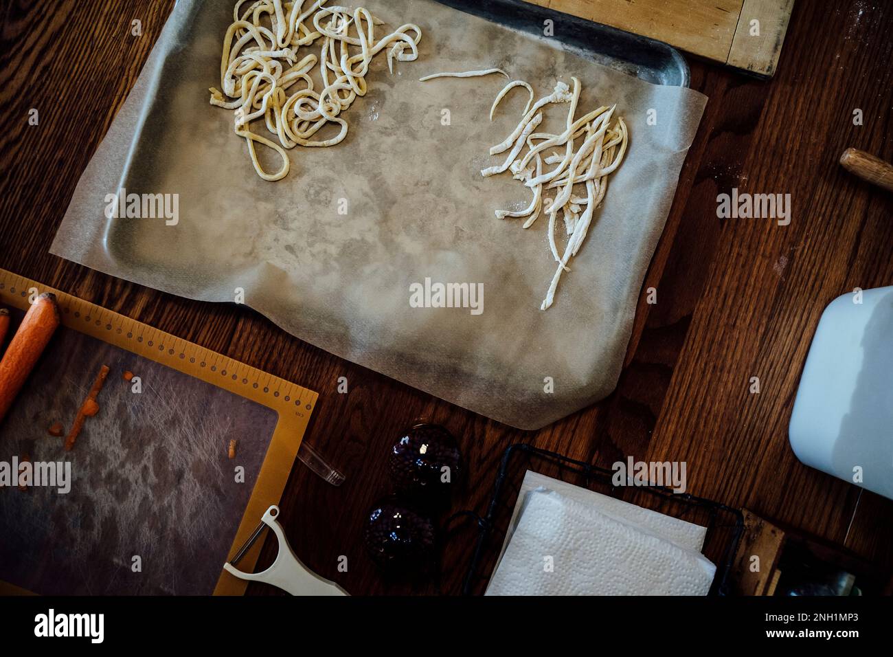 Blick von oben auf hausgemachte Pasta auf dem Küchentisch Stockfoto
