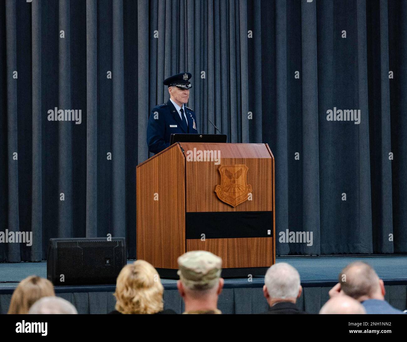General Thomas Bussiere, Air Force Global Strike Command Commander, spricht während seiner Befehlsübernahme am Luftwaffenstützpunkt Barksdale, La., 7. Dezember 2022. Bussiere war zuvor stellvertretender Befehlshaber des strategischen Kommandos der Vereinigten Staaten am Luftwaffenstützpunkt Offutt, Neb. Stockfoto