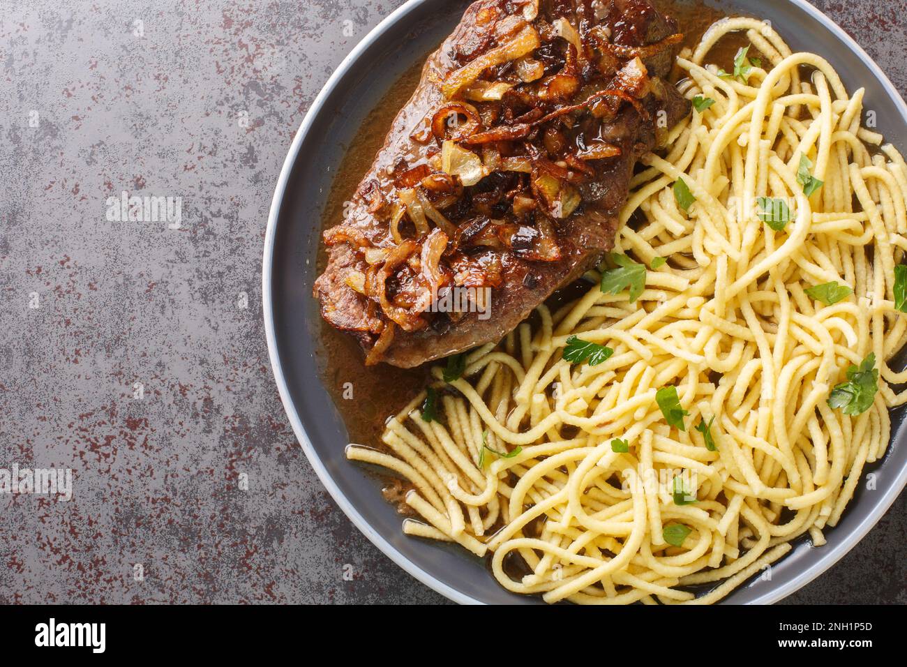 Zwiebelrostbraten Schwäbischer Rinderbraten mit gebratenen Zwiebeln und ...