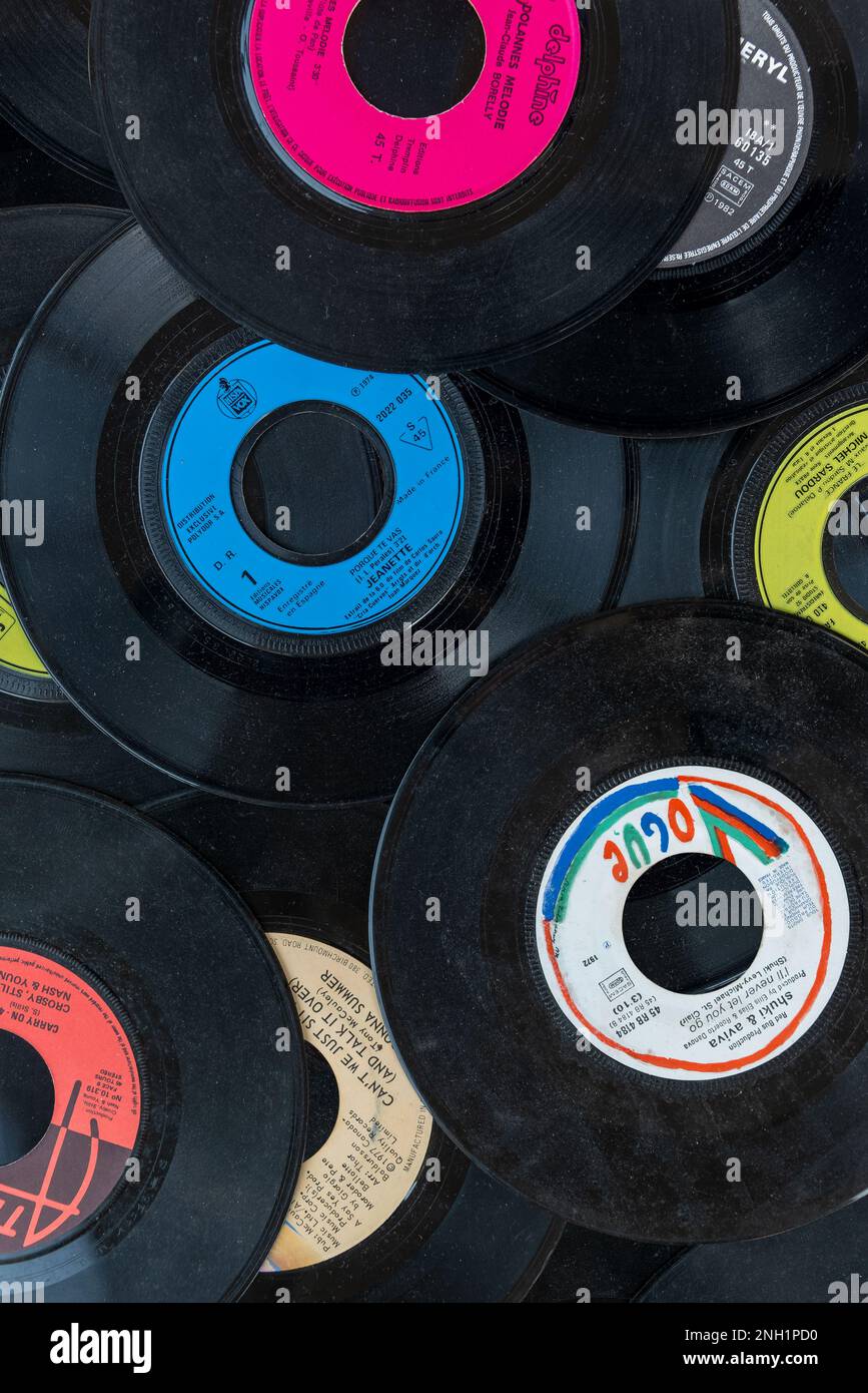 Sammlung alter, farbenfroher Schallplatten, klassischer Musikhintergrund Stockfoto