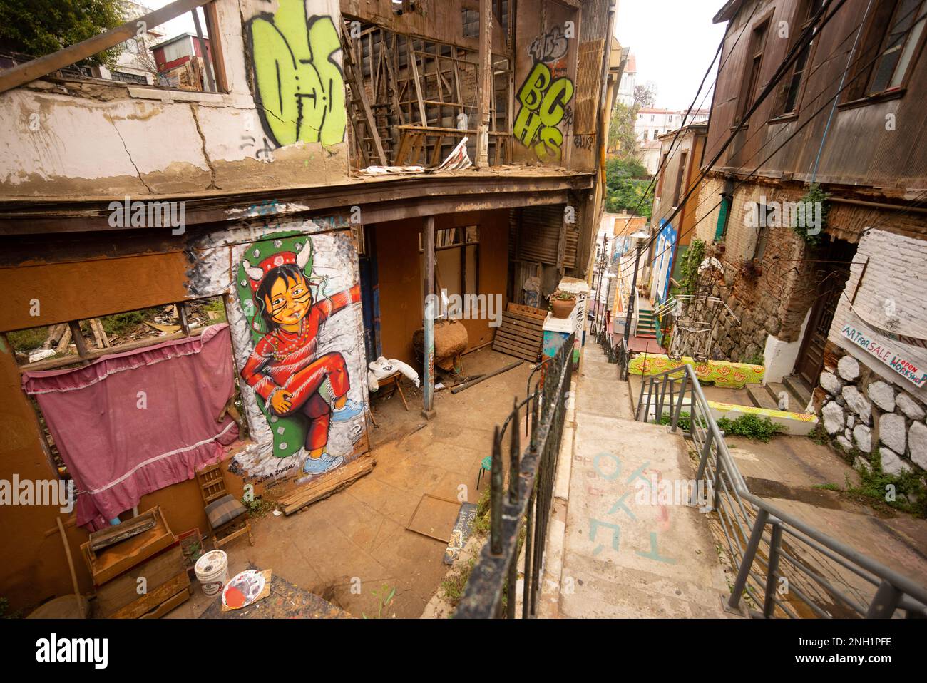 Kunstwerke in einer der Hauptstraßen in Valparaíso, im Zentrum Chiles. Stockfoto