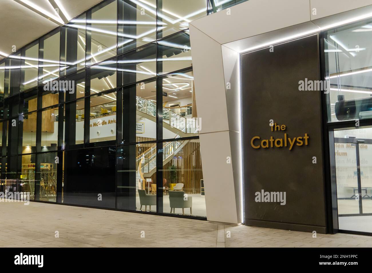 Außenansicht am Eingang zum Catalyst-Gebäude, im Newcastle Helix Science Park in der Stadt Newcastle upon Tyne, Großbritannien, bei Nacht. Stockfoto