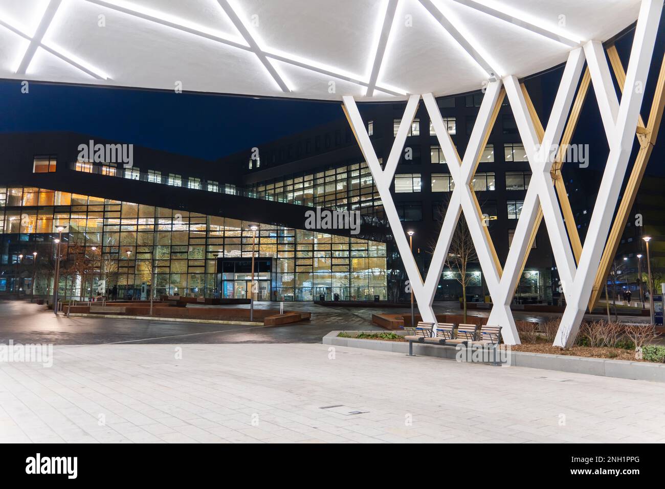Außenansicht am Eingang zum Catalyst-Gebäude, im Newcastle Helix Science Park in der Stadt Newcastle upon Tyne, Großbritannien, bei Nacht. Stockfoto