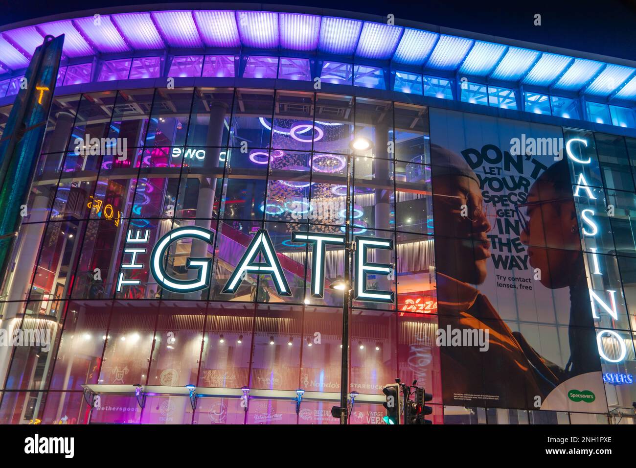 The Gate - ein Komplex mit Kino, Bars, Restaurants, Arkaden und Kasino in der Stadt Newcastle upon Tyne, Großbritannien, bei Nacht gesehen. Stockfoto