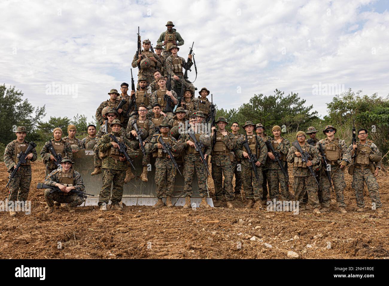 USA Marinekorps Kampftechniker mit 3. Landing Support Battalion, Combat Logistics Regiment 3, 3. Marine Logistics Group, posieren für ein Gruppenfoto während des Trainings Winter Workhorse, im Central Training Area, Camp Hansen, Okinawa, Japan, 6. Dez. 2022. Das Winterarbeitspferd ist eine jährliche Übung für CLR-3, bei der es darum geht, in vorausschauenden, straffen Umgebungen die Durchführung wesentlicher Aufgaben im Rahmen der Mission zu erlernen. Stockfoto