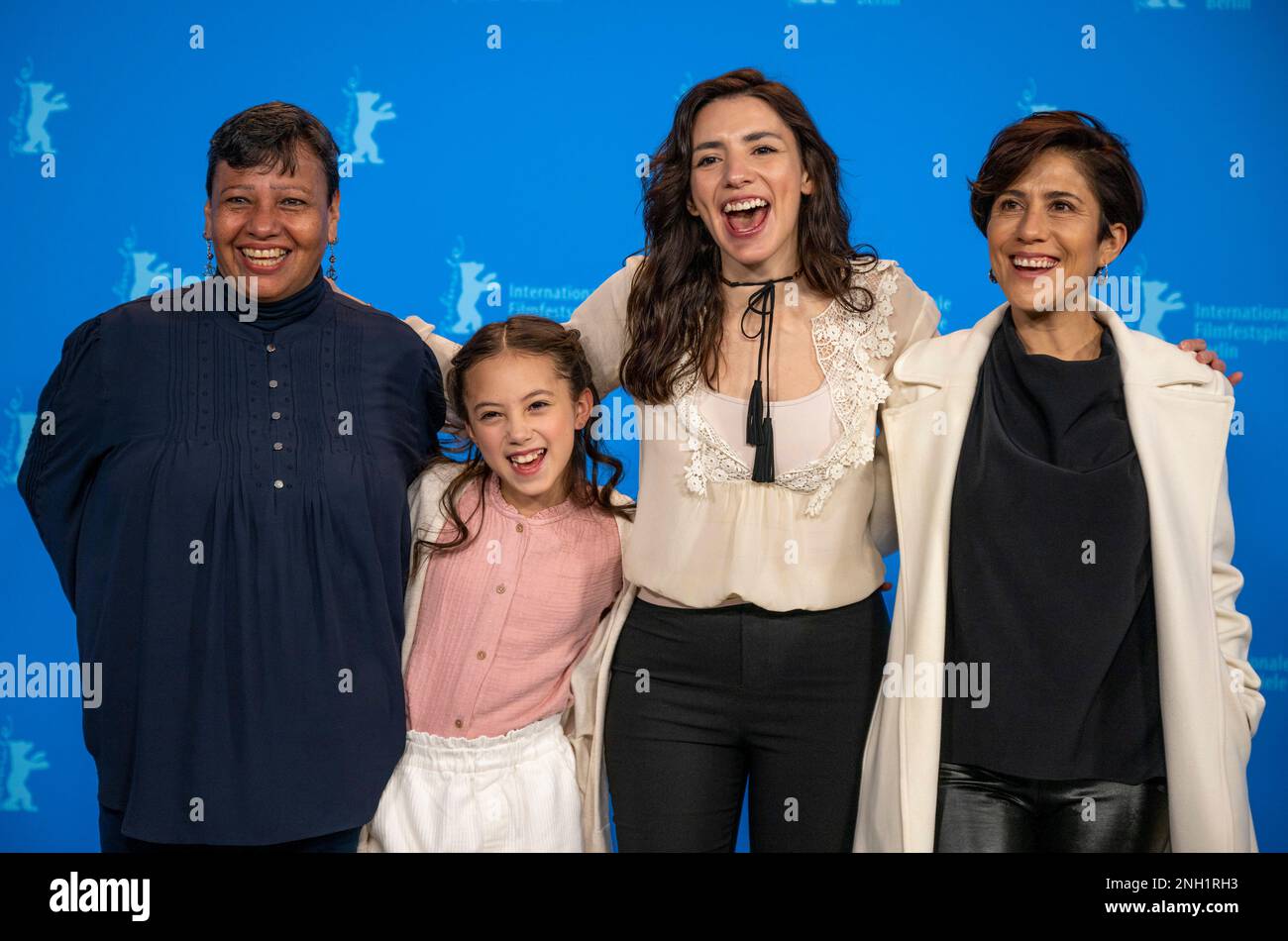 Berlin, Deutschland. 20. Februar 2023. Teresita Sanchez (l-r), Schauspielerin, Naima Senties, Schauspielerin, Lila Aviles, regisseur und Montserrat Maranon, Schauspielerin, kommen zum Fototermin des Films „Totem“. Der Film wird im Berlinale-Wettbewerb gezeigt. Das 73. Internationale Filmfestival findet vom 16. Bis 26. Februar 2023 in Berlin statt. Kredit: Monika Skolimowska/dpa/Alamy Live News Stockfoto