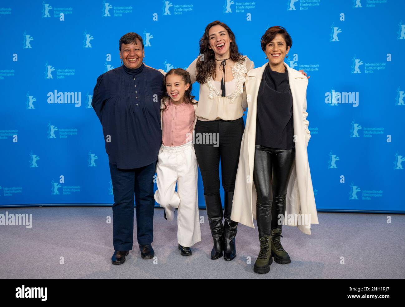 Berlin, Deutschland. 20. Februar 2023. Teresita Sanchez (l-r), Schauspielerin, Naima Senties, Schauspielerin, Lila Aviles, regisseur und Montserrat Maranon, Schauspielerin, kommen zum Fototermin des Films „Totem“. Der Film wird im Berlinale-Wettbewerb gezeigt. Das 73. Internationale Filmfestival findet vom 16. Bis 26. Februar 2023 in Berlin statt. Kredit: Monika Skolimowska/dpa/Alamy Live News Stockfoto