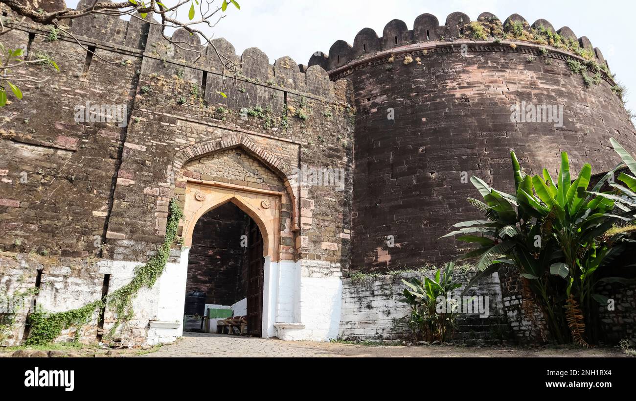 Der Eingang zum Fort Dhar, Fort, wurde wahrscheinlich im 9. Bis 10. Jahrhundert von Muhammad bin Tughlaq, Dhar, Madhya Pradesh, Indien, erbaut. Stockfoto