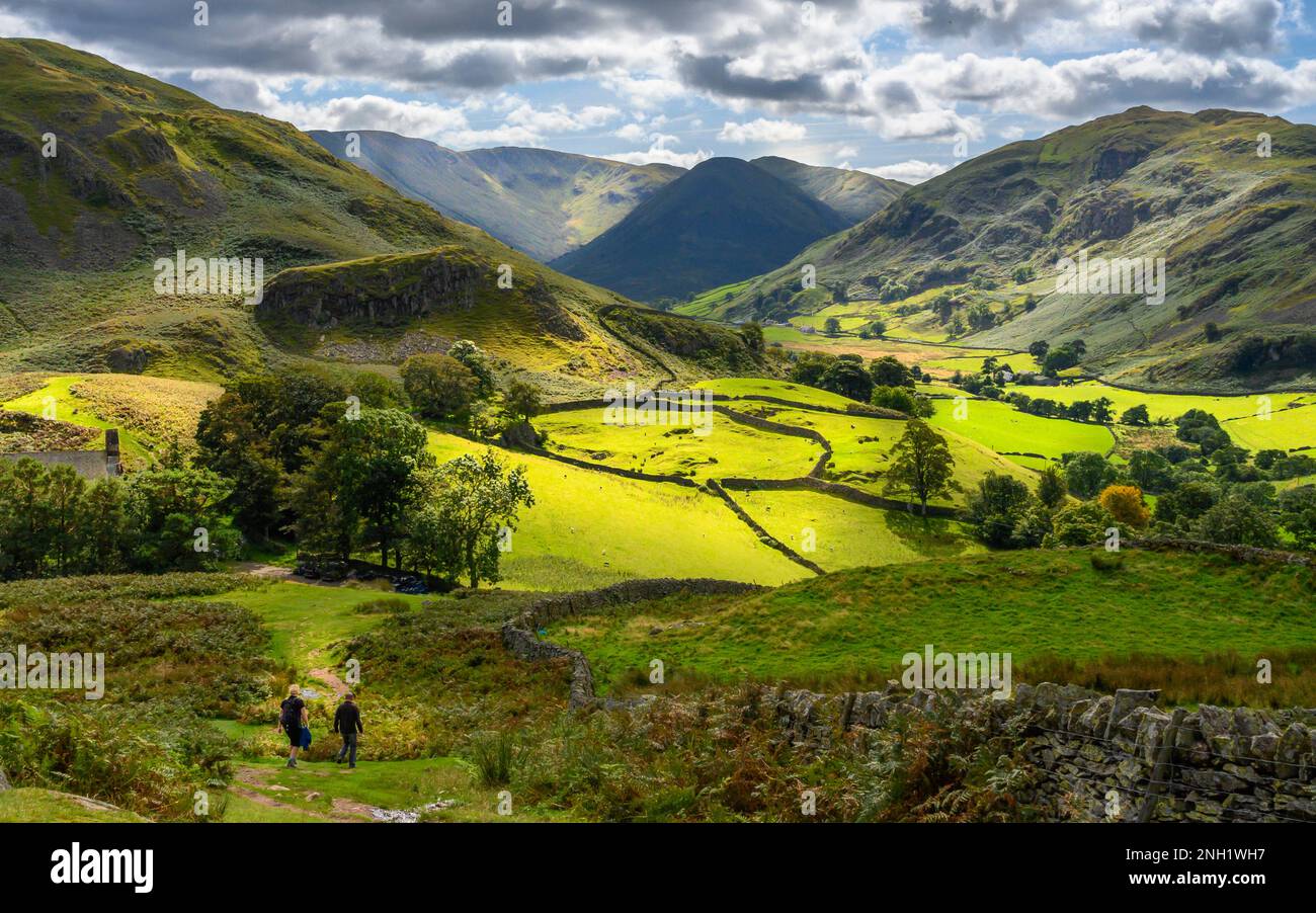 Blick auf ein Tal mit Sonnenlicht im Lake District, Cumbria UK Stockfoto