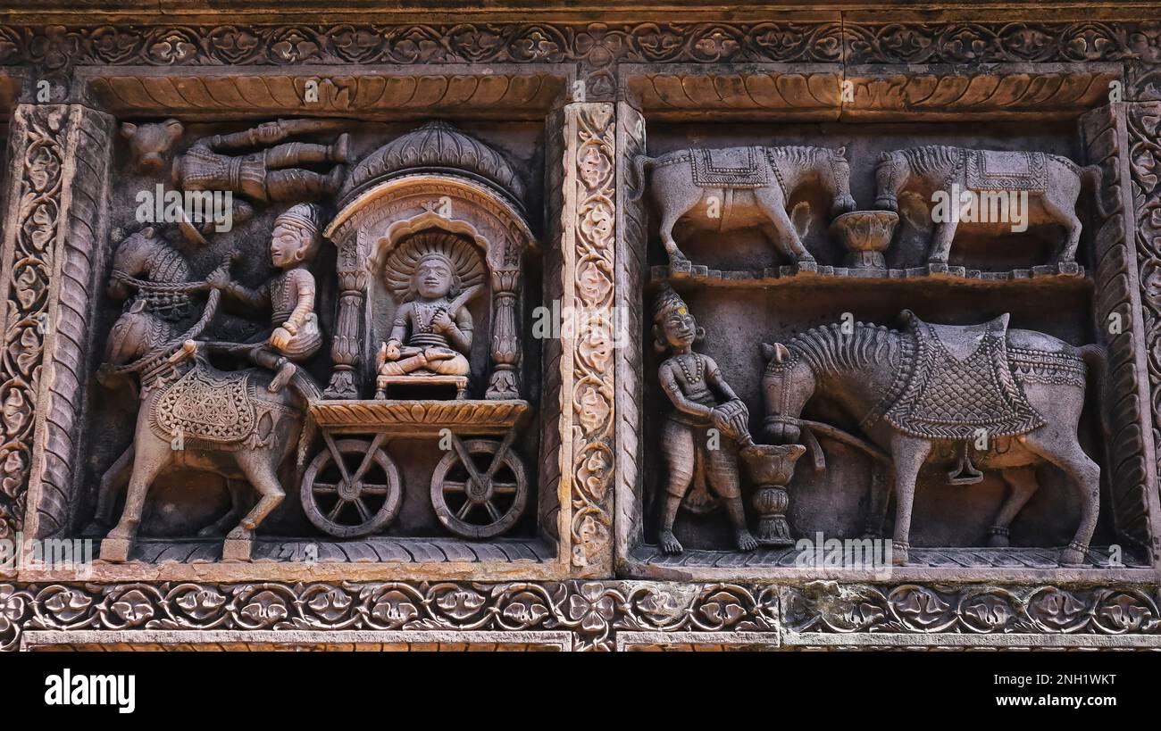 Skulptur von Stableman Taking Care of Horse, Sanka Shyamji Tempel, Rajgarh, Madhya Pradesh, Indien. Stockfoto