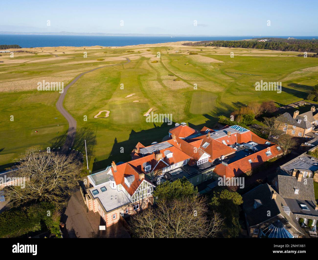 Luftaufnahme von der Drohne des Muirfield Golfklubs und Clubhauses, East Lothian, Schottland, Großbritannien Stockfoto