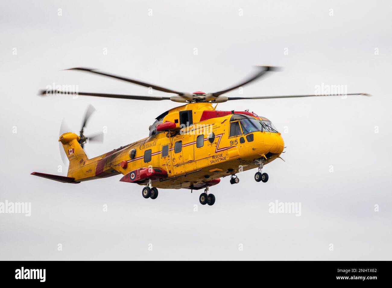 Eine Royal Canadian Air Force CH-149 Cormorant Hubschraubercrew von 442 Transport- und Rettungsschwadron von 19 Wing Comox in British Columbia, Kanada, landet am Air Station Astoria in Warrenton, Oregon, 7. Dezember 2022. Während des Besuchs der Flugbesatzung wurden sie durch die Flugstation geführt und nahmen an gemeinsamen Such- und Rettungsschulungen Teil. Stockfoto