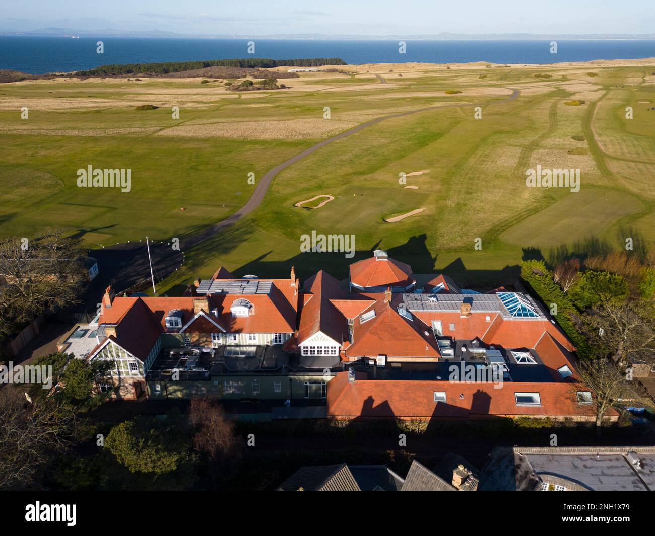 Luftaufnahme von der Drohne des Muirfield Golfklubs und Clubhauses, East Lothian, Schottland, Großbritannien Stockfoto
