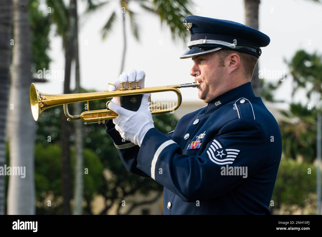 Tech Sgt. Nicholas Ciardelli, Band of the Pacific, regionale Band Craftsman, Trompet, spielt Taps während der Gedenkzeremonie am 7. Dezember auf der Joint Base Pearl Harbor-Hickam, Hawaii, 7. Dezember 2022. Ehemalige und gegenwärtige Militärangehörige, Freunde und Familie kamen zusammen, um an den 81. Jahrestag der Angriffe auf Hickam Field zu erinnern und die 189 Militärangehörigen zu ehren, die starben und 303 verwundet wurden. Stockfoto