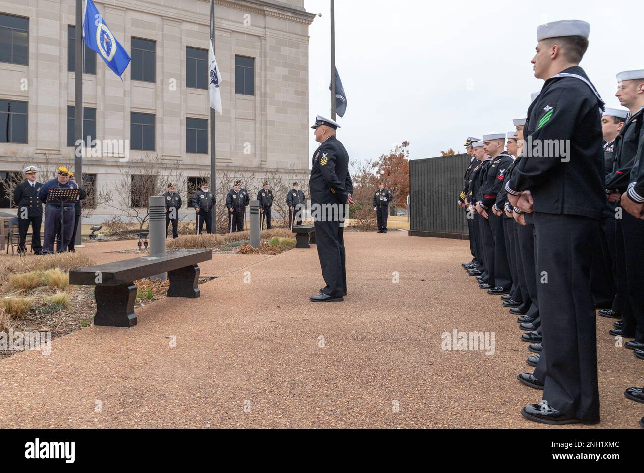 221207-N-MR862-046 OKLAHOMA CITY, OKLAHOMA (07. Dez. 2022) Matrosen der Tinker AFB versammeln sich im USS Oklahoma Memorial Park und schließen sich der Oklahoma Gemeinde an, um an die 429 Männer zu erinnern, die während der tragischen Ereignisse von Pearl Harbor am 07. Dez. 2022 auf der USS Oklahoma (BB-37) starben. Strategic Communications Wing (SCW) 1 ist ein Mieterkommando am Luftwaffenstützpunkt Tinker, der die nationale Sicherheit durch die Abschreckung gegensätzlicher nuklearer Ambitionen gewährleistet. Stockfoto