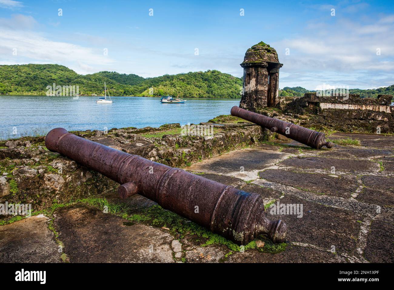 Fort Santiago wurde Anfang der 1600er Jahre erbaut, um die Stadt Portobelo, Panama, zu schützen, als Anlaufstelle für spanische Schätze. Der Hafen war geschützt Stockfoto
