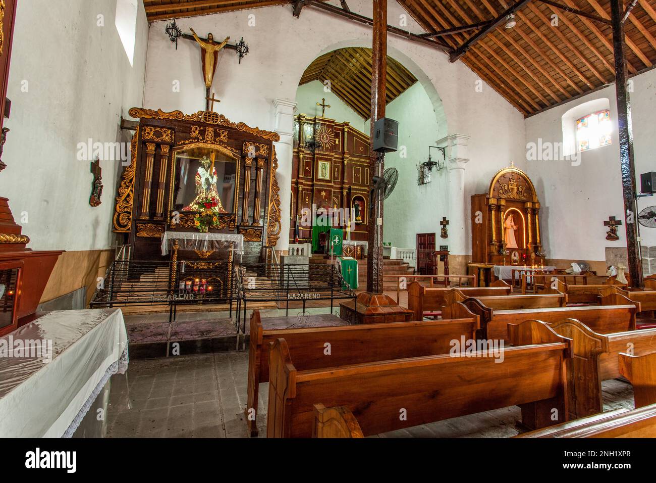 Das Innere der Kirche San Felipe oder der Kirche des Schwarzen Christus in Portobelo, Panama. Die Kirche ist berühmt für ihre Statue eines Schwarzen Christus, A. Stockfoto