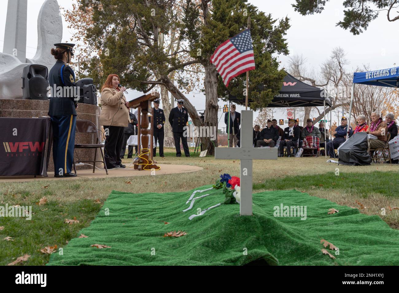 221207-N-MR862-458 OKLAHOMA CITY, OKLAHOMA (07. Dez. 2022) Paige Perry, Freiwillige bei VA, singt für die gefallenen Besatzungsmitglieder der USS Oklahoma, die am 07. Dez. 2022 in Pearl Harbor ihr Leben verloren haben. Strategic Communications Wing (SCW) 1 ist ein Mieterkommando am Luftwaffenstützpunkt Tinker, der die nationale Sicherheit durch die Abschreckung gegensätzlicher nuklearer Ambitionen gewährleistet. Stockfoto