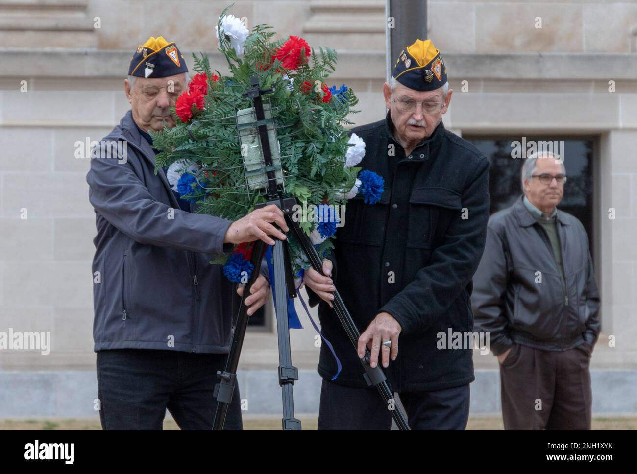 221207-N-MR862-077 OKLAHOMA CITY, OKLAHOMA (07. Dez. 2022) Fleet Reserve Association USS Oklahoma Memorial Branch 268 Master Chief pensioniert und pensioniert Petty Officer Klasse 1. Gehe einen Kranz zur USS Oklahoma (BB-37) Memorial Wall zu Ehren der gefallenen Crewmitglieder der USS Oklahoma am 07. Dez. 2022. Strategic Communications Wing (SCW) 1 ist ein Mieterkommando am Luftwaffenstützpunkt Tinker, der die nationale Sicherheit durch die Abschreckung gegensätzlicher nuklearer Ambitionen gewährleistet. Stockfoto