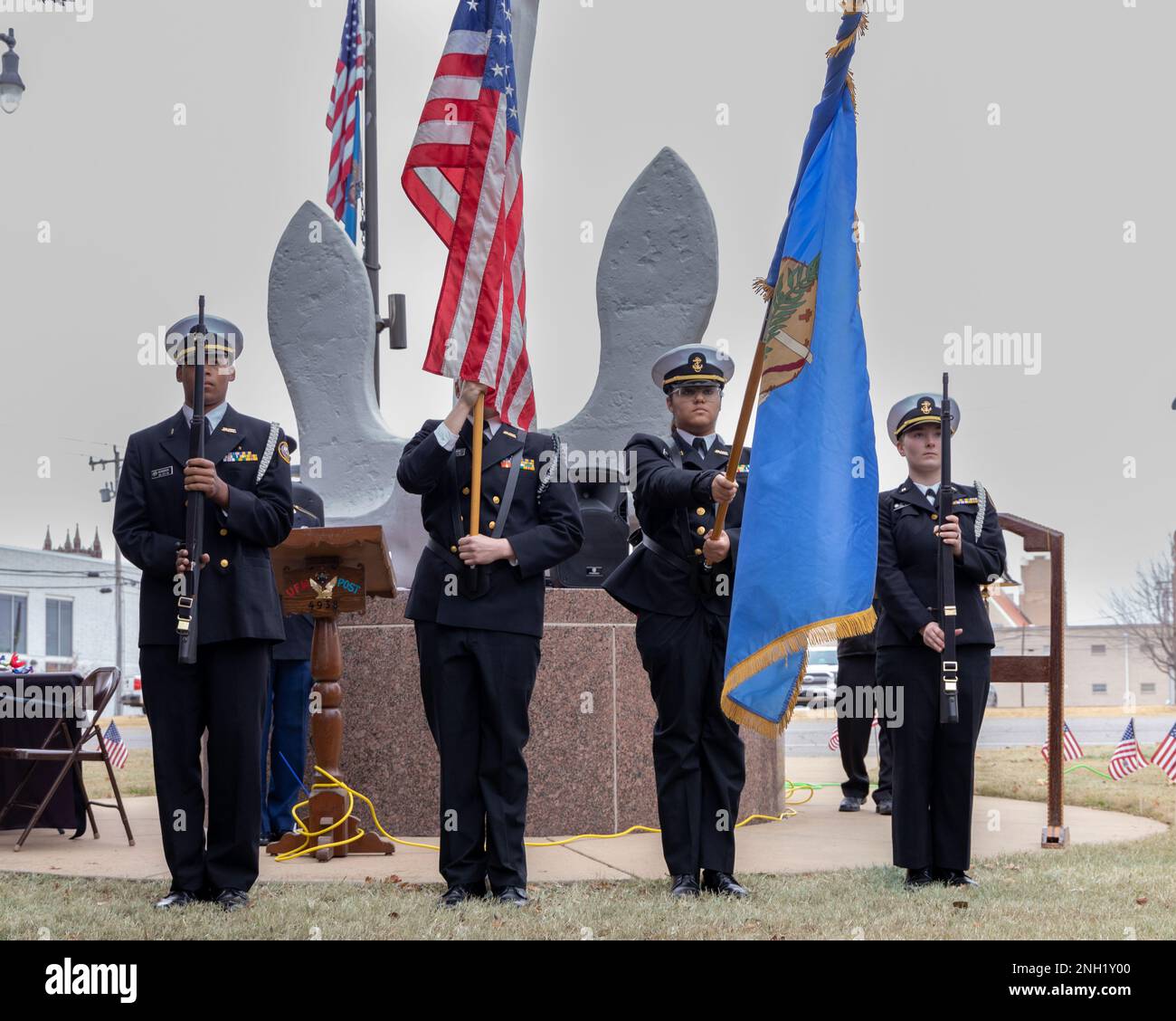 221207-N-MR862-169 OKLAHOMA CITY, OKLAHOMA (07. Dezember 2022) Marine Corp League Oklahoma City Commandant, Danny Thomas spricht über die Namen an der Wand der USS Oklahoma aus den 14 USA Marines, die auf der USS Oklahoma (BB-37) während der Ereignisse von Pearl Harbor am 07. Dezember 2022 ihr Leben verloren haben. Strategic Communications Wing (SCW) 1 ist ein Mieterkommando am Luftwaffenstützpunkt Tinker, der die nationale Sicherheit durch die Abschreckung gegensätzlicher nuklearer Ambitionen gewährleistet. Stockfoto