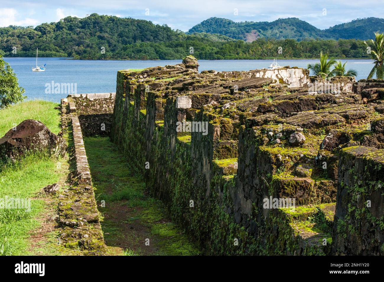 Fort Santiago wurde Anfang der 1600er Jahre erbaut, um die Stadt Portobelo, Panama, zu schützen, als Anlaufstelle für spanische Schätze. Der Hafen war geschützt Stockfoto
