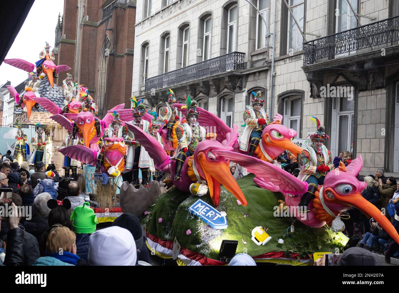 AALST, BELGIEN, 19. FEBRUAR 2023: Farbenfrohe Festwagen und Teilnehmer an der Straßenparade des Aalst-Karnevals. Aalst hat eine der größten Mardi Gras Celebrys Stockfoto