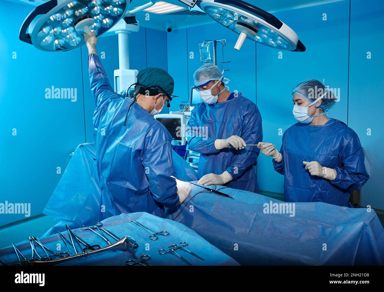 Chirurgen, die Patienten im Krankenhaus operieren Stockfoto